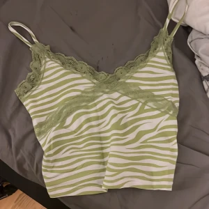 tröja - jätte fin. använt 1 gång lr 2. passar nt.