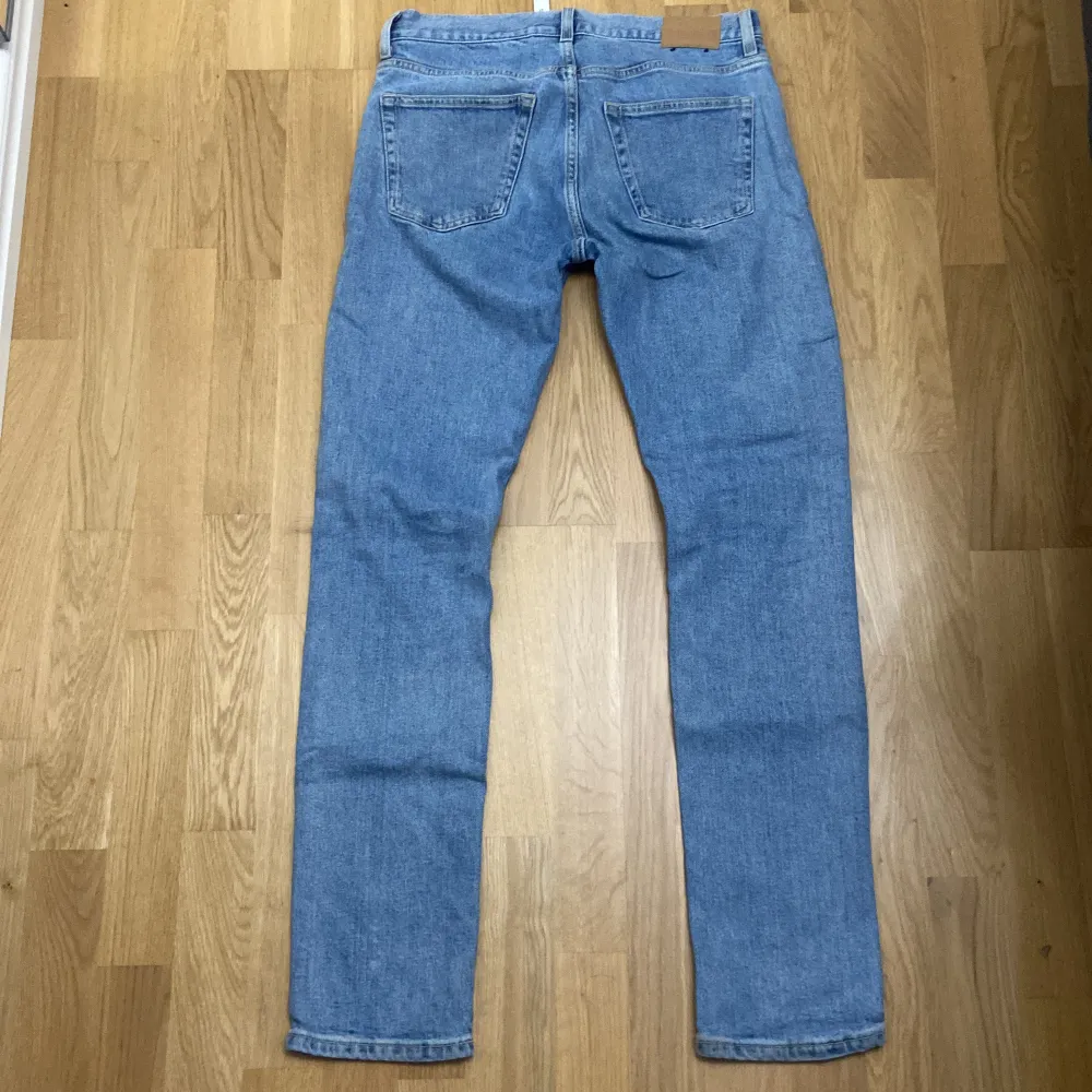 Easy Regular Straight Jeans ifrån Weekday. Använt några gånger, väldigt bra skick. Storlek: 28/32, Nypris: 600kr. Jeans & Byxor.