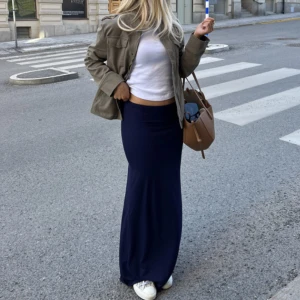 Perfect low waist maxi skirt - Säljer den populära långa lågmidjade kjolen från nelly i blått! Aldrig använd endast testad. Super lång och jätteskönt material💓 Köparen står för frakt 