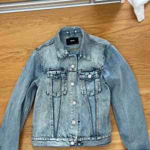 Jeansjacka - Jeansjacka från BikBok. Knappt använd.