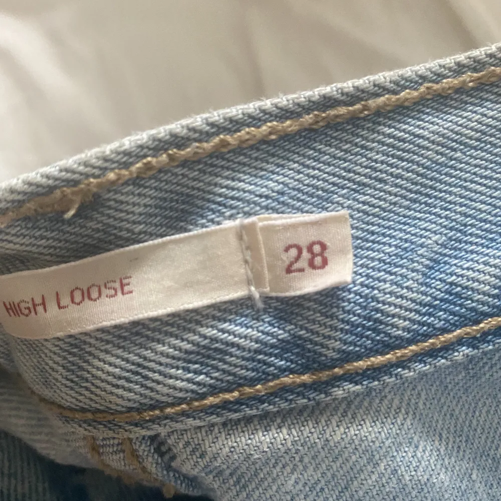 (Första bilden är gammal) Levis jeans köpta på zalando❤️ storlek 28 och passar på mig som är mellan  s/m i byxatorlek. Jag är även 175cm och dom går hela vägen ner på mig 🫶🏼. Jeans & Byxor.