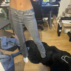 Midrise utsvävngda jeans från only, jättesköna och rätt stretchiga, ❤️hör av er för mer frågor!