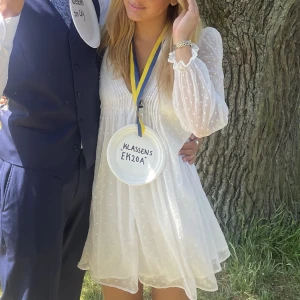 Vit klänning - Säljer min vita klänning som jag hade på min student!🥰 Från Zara, i strl. M