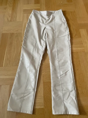 Skinnbyxor - Beiga skinnbyxor från Ginatricot. Inte använda på länge och är i i princip nytt skick. Tajtare men rak stil (inte skinny) jag är en storlek S/M och kan tyvärr inte längre ha dessa byxor så skulle rekomndera de som har XS/S normalt sett. De har ett mjukt m