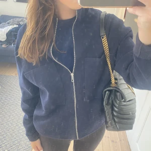 Marinblå cardigan  - Säljer nu denna cardigan från zara