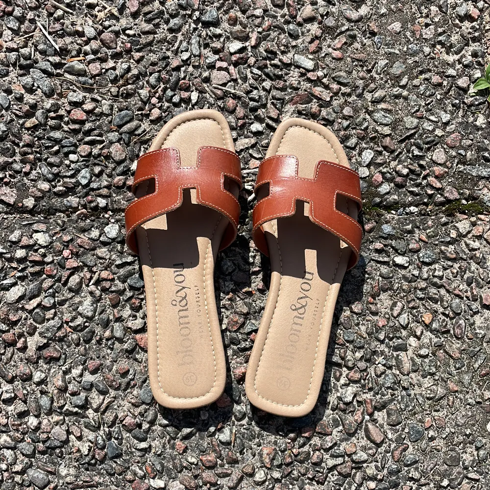 Så fina bruna hermes-liknande sandaler som är köpta i Spanien. 🤎köpta för 500kr och anväda ca 5 gånger.. Skor.