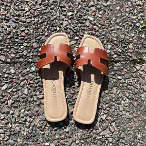 Så fina bruna hermes-liknande sandaler som är köpta i Spanien. 🤎köpta för 500kr och anväda ca 5 gånger.