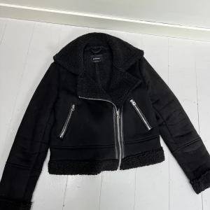 Vinterjacka  - Köpte denna jacka för cirka 2 år sen på Zalando, märke stradivarius. Köpte för cirka 600-700 kr och jackan går inte tt få tag på längre. Endast använd ett fåtal gånger och inga defekter!❤️