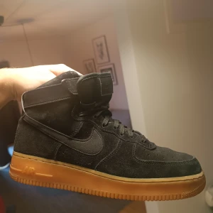 Nike Air Force 1 High 07 Lv8 Suede Black - Sparsamt användna och har mest stått på en hylla