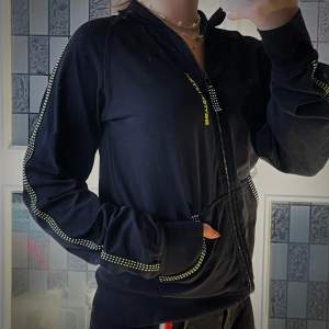 Helt nya, oanvända tränings tröjor Shaped jacket, stl. S & L- 399 kr styck Womens flex jacket, stl. XS & L- 399 kr styck  Personen på bilden är 160 va lång och bär stl. S  Skriv privat för mer info✨