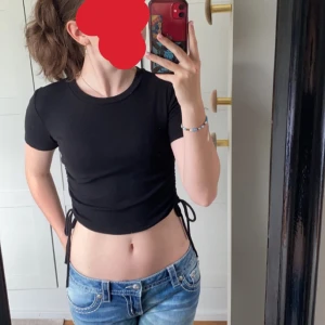 Svart tröja - Svart tröja med rosetter på sidorna från Zara köparen står för frakt 