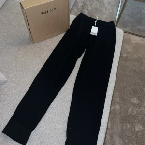 Soft goat byxor - Helt nya soft goat mjukisar i storlek S fick i present och kunde ej lämna tillbaka därav att jag säljer dom här! Aldrig använda  Äkta cashmere Nypris: 2600