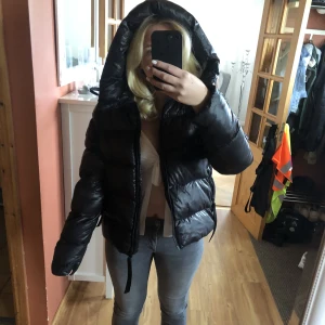 Jacka  - Säljer en glansig vinterjacka. Använt ca 2-3 gånger och är som ny. Skriv vid intresse