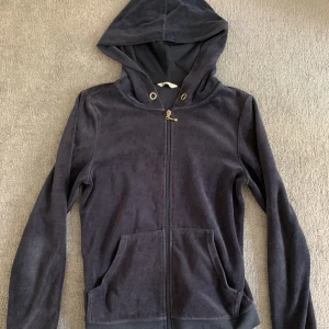 Hoodie från Cubus - Marinblå hoodie från Cubus. OBS: den har inget snöre men annars i bra skick