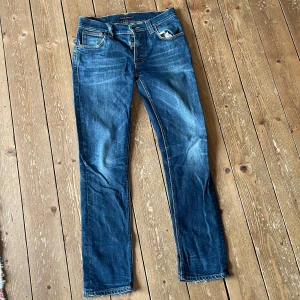 Jeans herr - Jeans från Nudie. Gott skick, förrutom ett hål i en av de främre fickorna. 