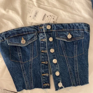 Blå jeans topp  - Säljer min zara jeans topp med prislapp kvar!! Har dubbletter 