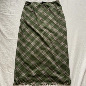 Midikjol från Urban Outfitters   - jätte snygg midikjol från urban outfitters, originalpris 499kr. säljer då jag aldrig använder den 🎀🫶🏻