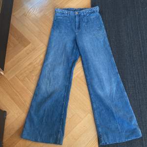 Högmidjade jeans med lite 70tals känsla. 84 cm midjemått.