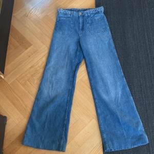 Jeans - Högmidjade jeans med lite 70tals känsla. 84 cm midjemått.