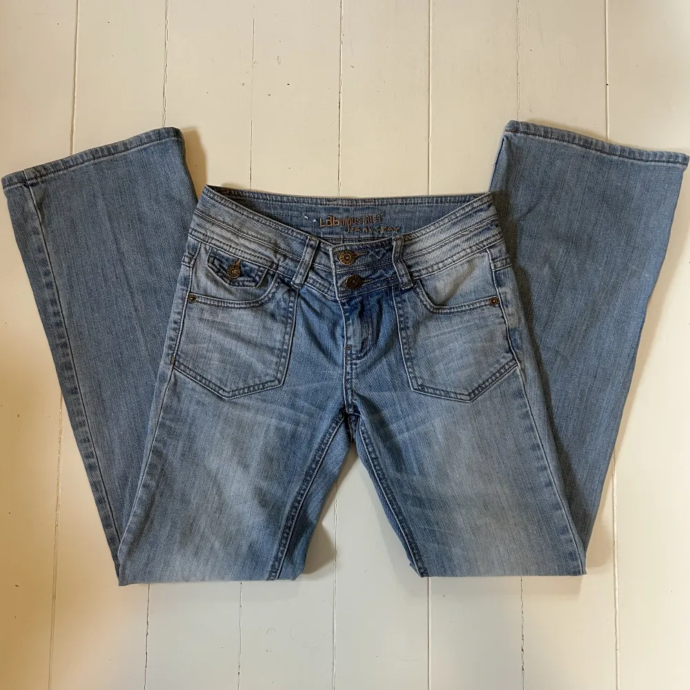 Ljusa utsvängda lågmidjade jeans köpta från Vinted, men säljs då de är för små. Midjemått 37 cm, innerbenslängd 73 cm⭐️. Jeans & Byxor.