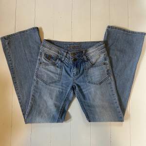 Ljusa utsvängda lågmidjade jeans köpta från Vinted, men säljs då de är för små. Midjemått 37 cm, innerbenslängd 73 cm⭐️