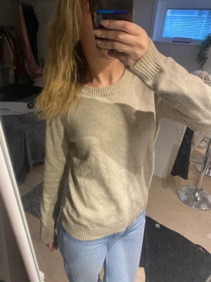 Vila - Säljer nu min fina stickade tröja från Vila för 170kr. Köpt för 399kr. Skriv för frågor och fler bilder❤️