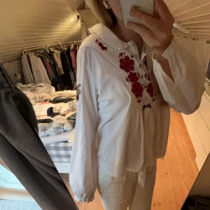 Odd Molly Blus - Säljer denna söta blus ifrån odd Molly som inte kommer till användning. I riktigt fint skick med fina broderier. Tryck på köp nu