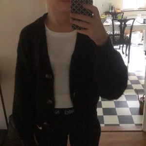 Stickad tröja ifrån h&m  - Säljer denna stickade tröja ifrån h&m i storlek xs. Den är i bra skick. Säljer för 100kr + frakt 💕