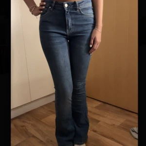 Lågmidjade bootcut jeans - Lågmidjade bootcut jeans. Tjejen på bilden är 163 cm. Storlek S, men små i storleken så skulle säga att de sitter bättre på en Xs. 