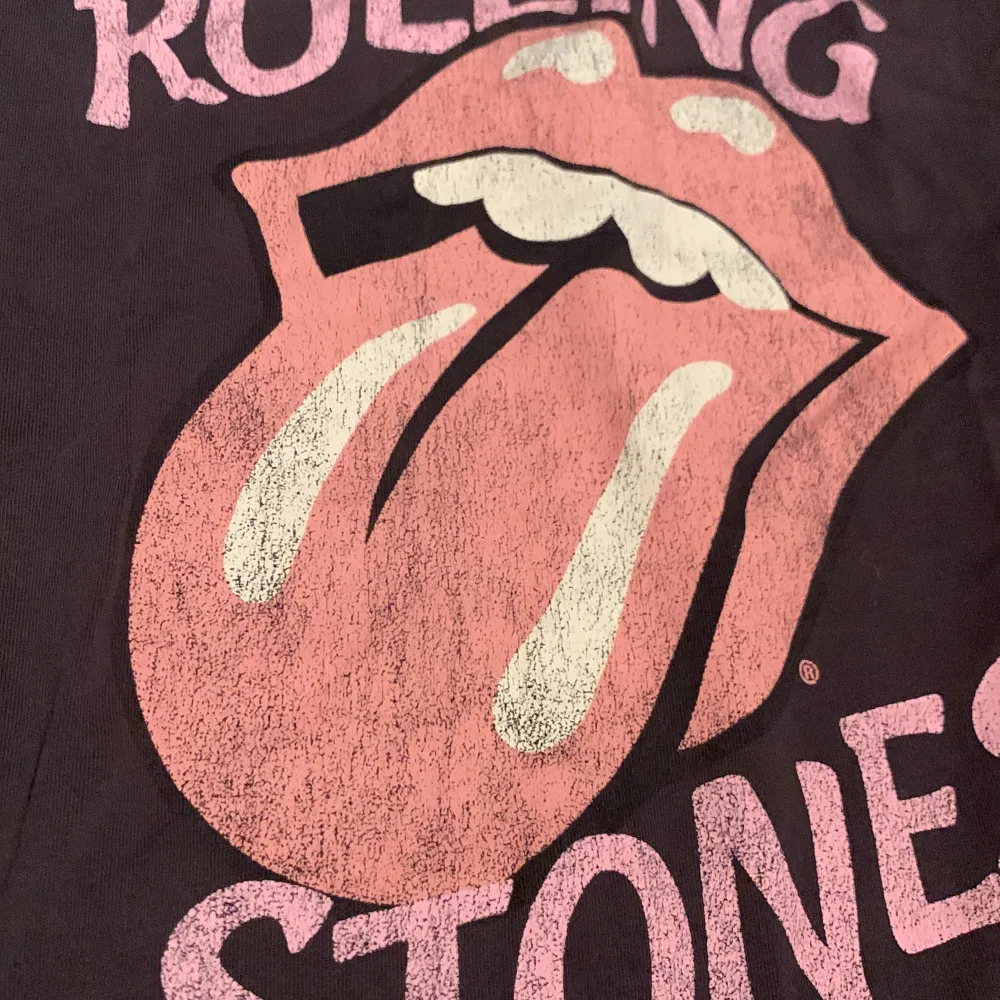 Hm T-shirt med Rolling Stones tryck på Sparsamt använd men ser lite sliten ut pga trycket. T-shirts.