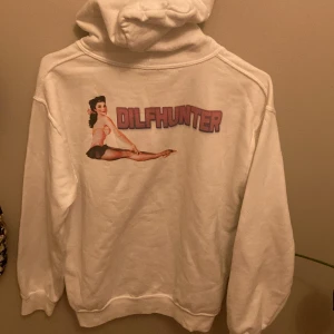 Milfhunter hoodie - Säljer min milfhunter hoodie som köptes för ungefär ett år sedan, använd endast två gånger! Köptes för 500kr