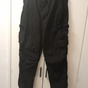 Parachute pants svarta - Parachute pants av Bershka, storlek L.  Köpt för 500 kr. Ganska baggy