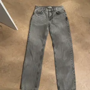 Ett par lågmidjade jeans från Gina Tricot. Ljusgråa, storlek 34. Använda 1 gång, så det är nyskick på dom! Inköpspriset ligger på 499 kr, säljes för 400 (priset kan diskuteras)