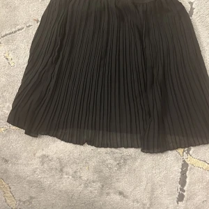 Volangkjol - Svart volangkjol storlek 36