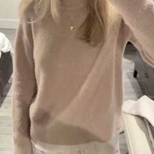 Stickad tröja zara - Säljer min super fina ljusrosa stickade tröja från zara, köpt i Spanien men kommer ej till användning! I super bra skick, bilden är lånad så hör av er för bilder! 🩷🩷