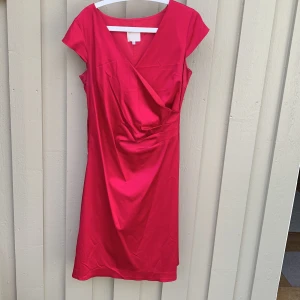 Klänning från InWear - Cerise klänning med omlottringning och stretch. 