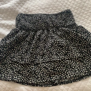 Zara volangkjol - Säljer denna jättefina volangkjol från zara! Den är storlek 152 men jag skulle säga att den passar xxs-xs! Kjolen har också shorts (bild 3)✨ Jättebra skick!!😇