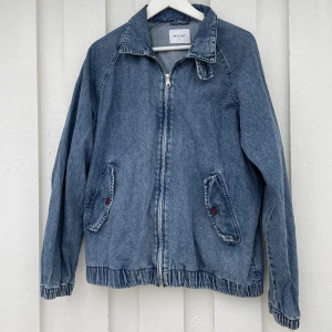 VAILENT blå jeansjacka - Large - En styck tunn blå denimjacka från vailent! Helt oanvänd! Storlek Large!