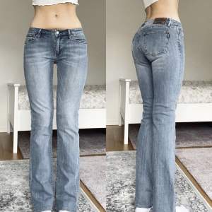 (Lånade bilder från tjejen jag köpte av), säljer vidare mina Crocker jeans då dom var för korta på mig som är 175. Tjejen på bilden är 171 cm, storlek 28/32! Hör av er vid intresse ❤️