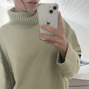 Stickad polotröja - Världens mysigaste polotröja i en fin ljusgrön färg. Perfekt till skolstart och höst!! Helt ny och aldrig använd💚