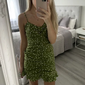 Zara grön klänning  - Säljer denna superfina klänning, den är som ny. Strolek S.