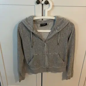 Ljus grå juicy cotoure tröja i storlek S. Använd fåtal gånger, säljer för inte min stil längre🫶❤️inga defekter. (Som ny) byxor finns till. om ni har funderingar skriv till mig❤️köptes för 1300kr
