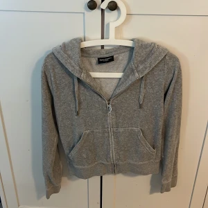 Juicy cotoure - Ljus grå juicy cotoure tröja i storlek S. Använd fåtal gånger, säljer för inte min stil längre🫶❤️inga defekter. (Som ny) byxor finns till. om ni har funderingar skriv till mig❤️köptes för 1300kr