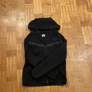 Svart nike tech - Använt men bra  Kan mötas i sthlm elr fraktas men då står köparen för frakten