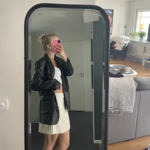 Skinnkavaj - Jättefin skinnkavaj ifrån Monki, knappt använd. Storlek S