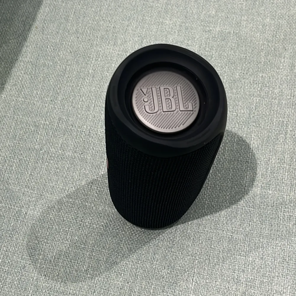 Jag säljer en JBL Filip5 Högtalaren är inte sönder någonstans och har bra batteritid och ljud.” Priset kan diskuteras”  . Övrigt.