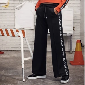 Björn borg wide track pants med slits - Säljer dessa endast provade byxor som är slutsålda. Dom passar både träning och vardagar, ny pris 800 men jag säljer dom för 550.