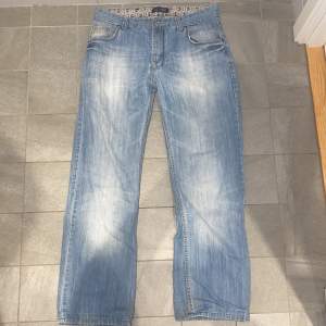 Släpper dessa då jag inte kan använda de längre, storlek 32 vilket är ungefär 31/31, raka jeans och sitter väldigt fint. Inga speciella defekter. Billigare vid snabb affär! 