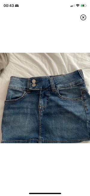 Miniskirt (LÅNADE BILDER) - Jättesnygg jeanskjol från H&M, den är i storlek 38 och sitter bra på mig som brukar ha S. Den är bra skick och har inga skador, skriv om du har några frågor 🩵🩵