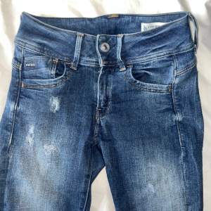 Supersnygga jeans som tyvärr blivit för små. Sliten stil och supersnygg form. Lågmidjade!!Width 23 Length 30💗💫 Jag uppskattar till strl xs